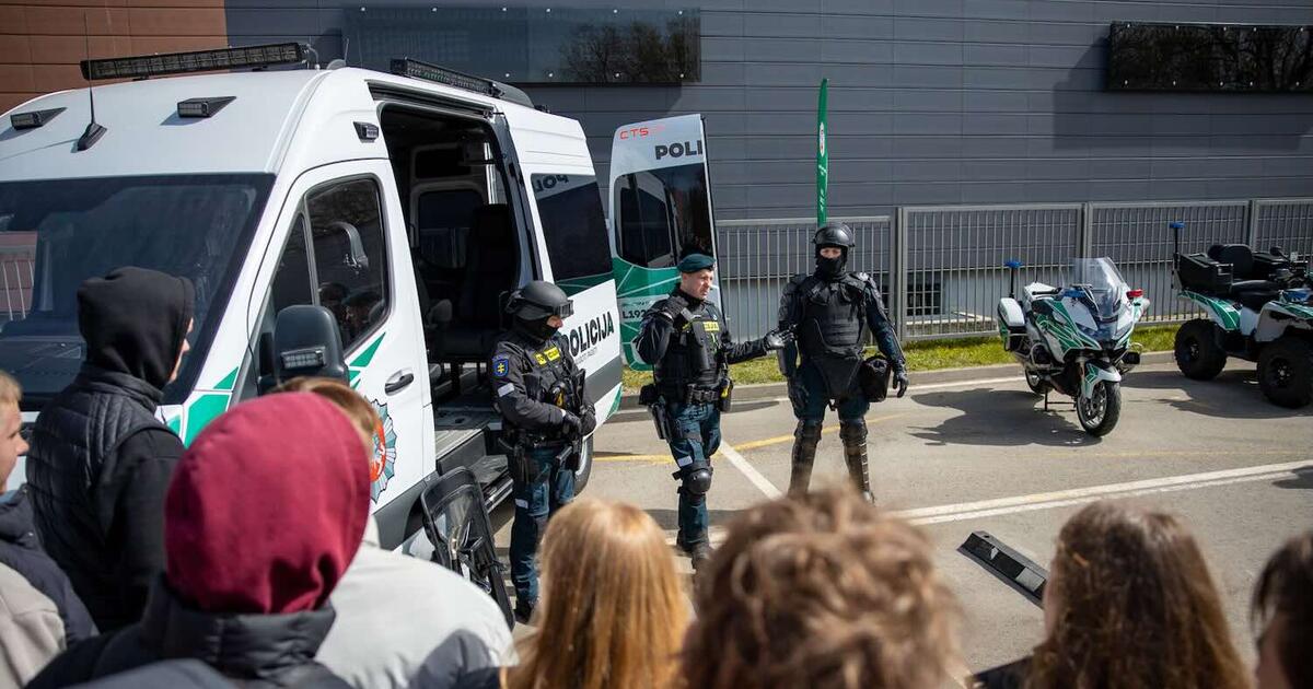 Į atvirų durų dieną jaunimas plūdo šimtais: ragino tapti policininkais