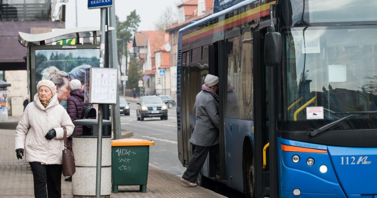 Priekinės autobusų durys senjorams kelia įsiūtį