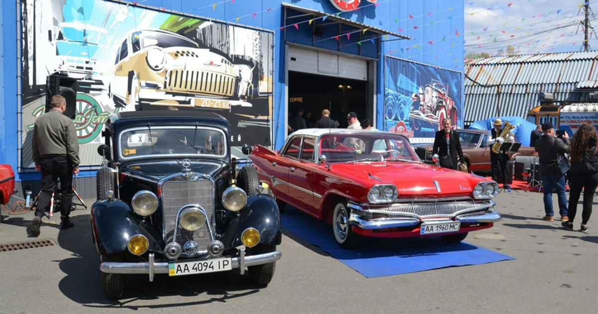 Dideli „amerikietiški“ automobiliai ir vintažiniai „Mercedes“: kokie automobiliai buvo pristatyti festivalyje „Old Car Land“ (nuotraukos)