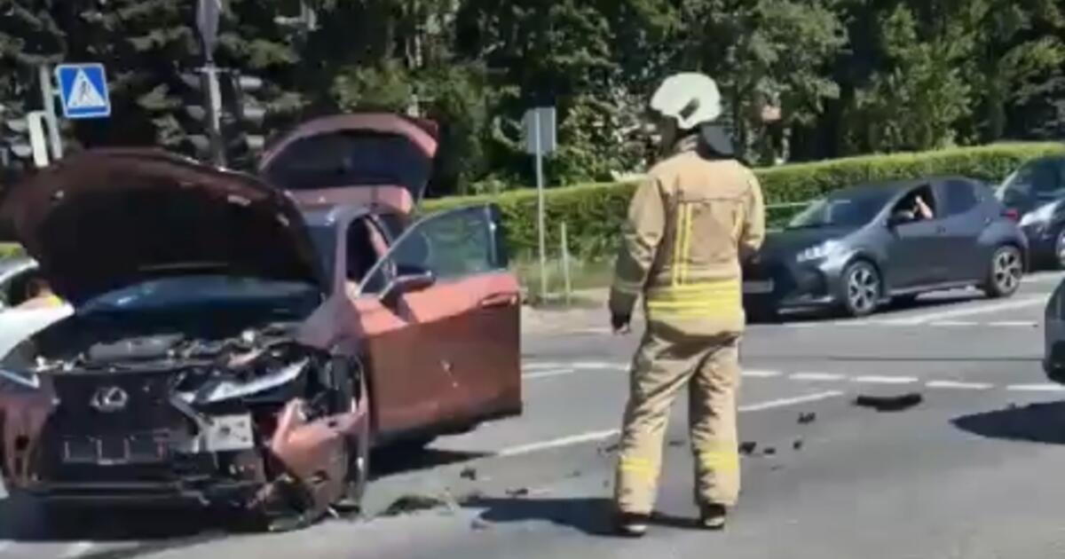 Moterims sankryža buvo per maža: abi išlipo iš sudaužytų automobilių (vaizdo įrašas)