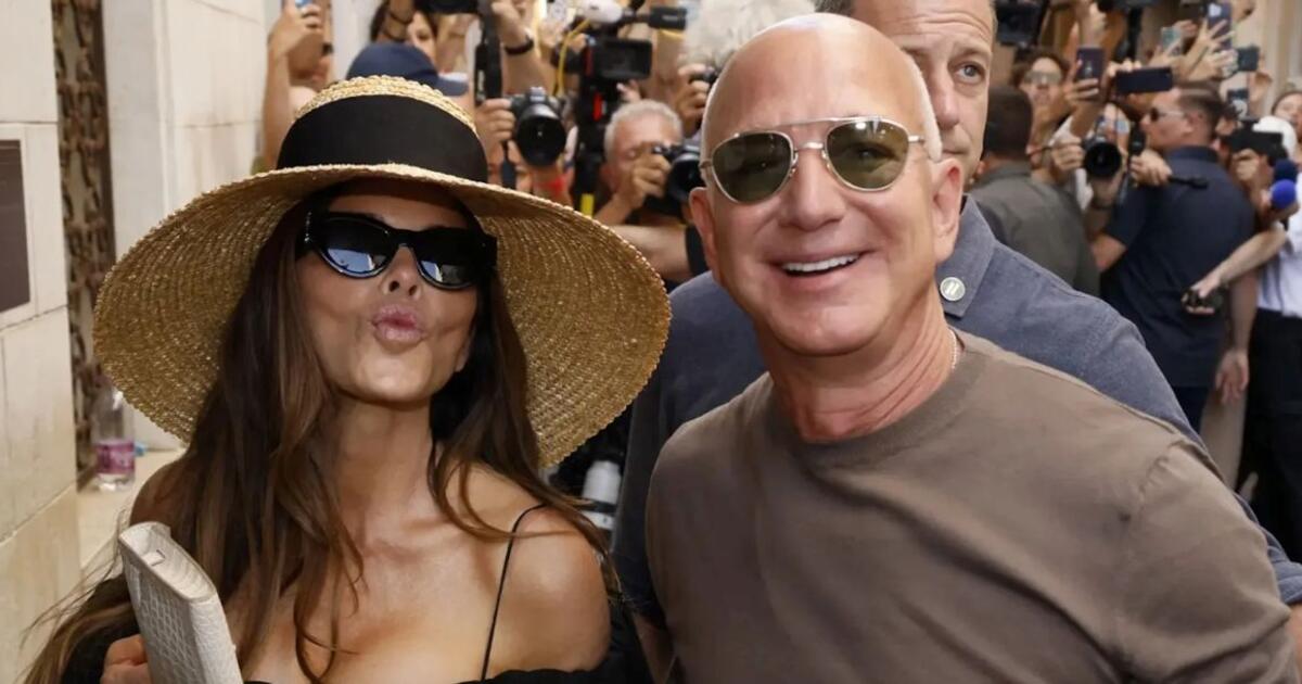 Jeffo Bezoso žmona Lauren Sanchez prestižiniame vakarėlyje pademonstravo drąsią iškirptę