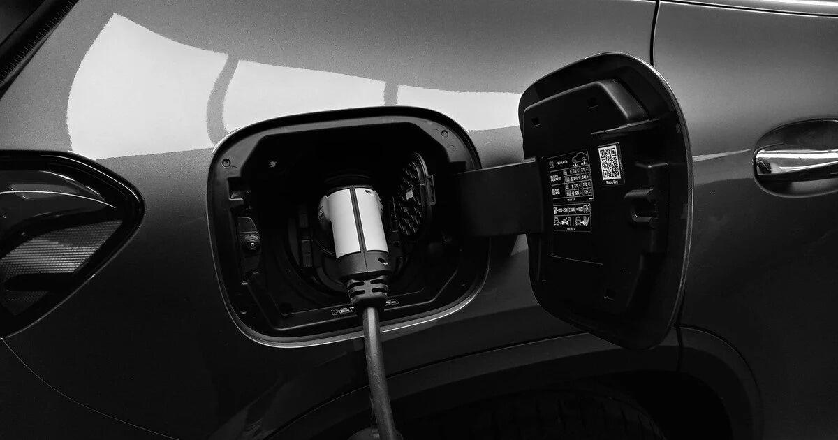 Į ką atkreipti dėmesį renkantis naudotą elektromobilį: patarimai vairuotojams
