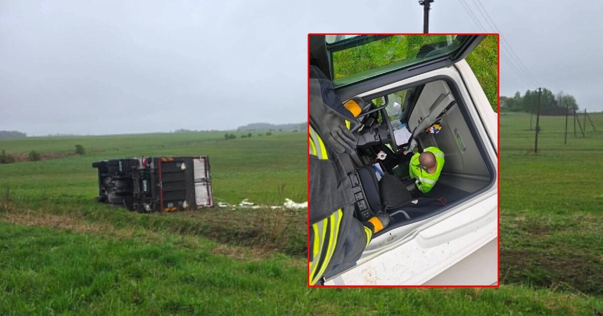 „Fūra“ nusirideno į pakelės pievą: vairuotoją iš kabinos išlaipino ugniagesiai gelbėtojai