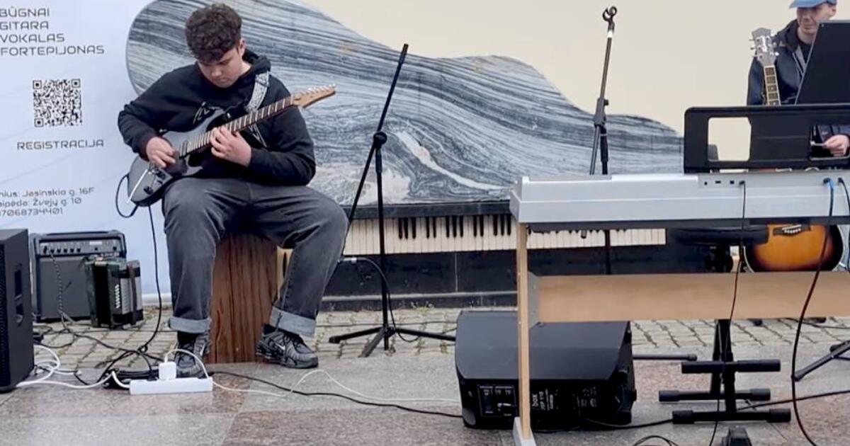 Senamiesčio erdves užpildė gatvės muzikantų garsai