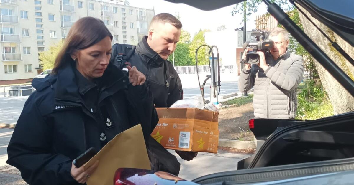 Iš „Nemuno aušros“ būstinės FNTT išsinešė kelias dėžes su dokumentais