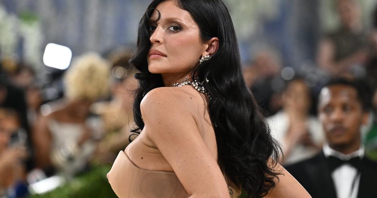 Metų puotoje Kylie Jenner pavogė dėmesį – atvyko „neapsirengusi“