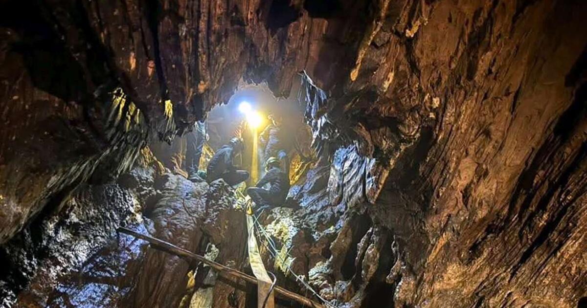 Penki aukso ieškotojai išgelbėti iš užtvindyto urvo Laose