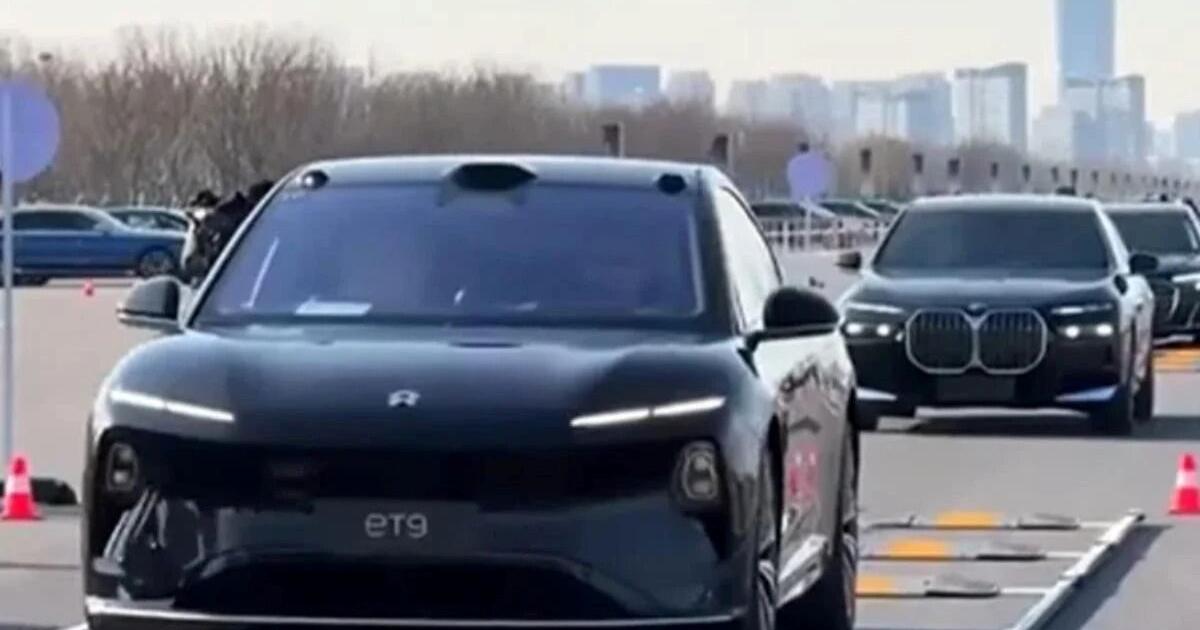 Kinijos automobilis varžėsi su „BMW“ ir „Audi“ duobėtu keliu ir laimėjo netikėtu būdu