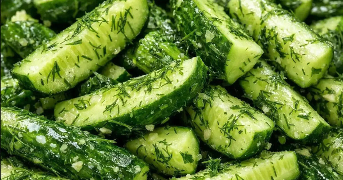 Aromatingos agurkų salotos su citrinos nata – puikus užkandi