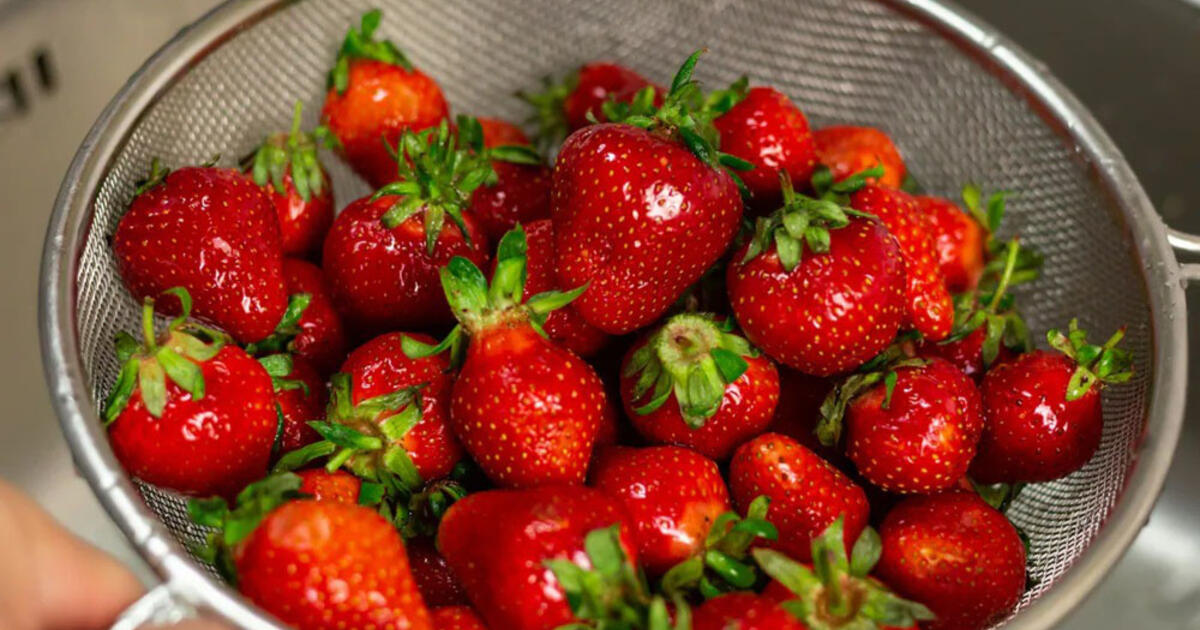 Tekantis vanduo nenuplaus pesticidų: kaip taisyklingai plauti braškes