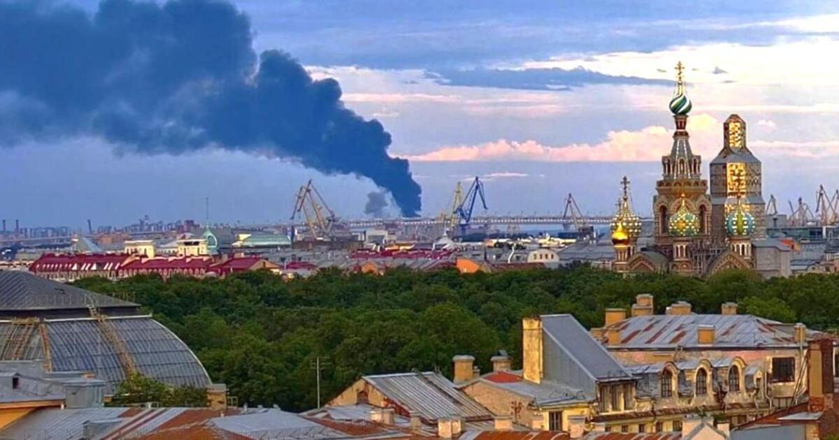 Dronai atakavo Sankt Peterburgą: liepsnoja naftos terminalas, miestas skendi dūmuose