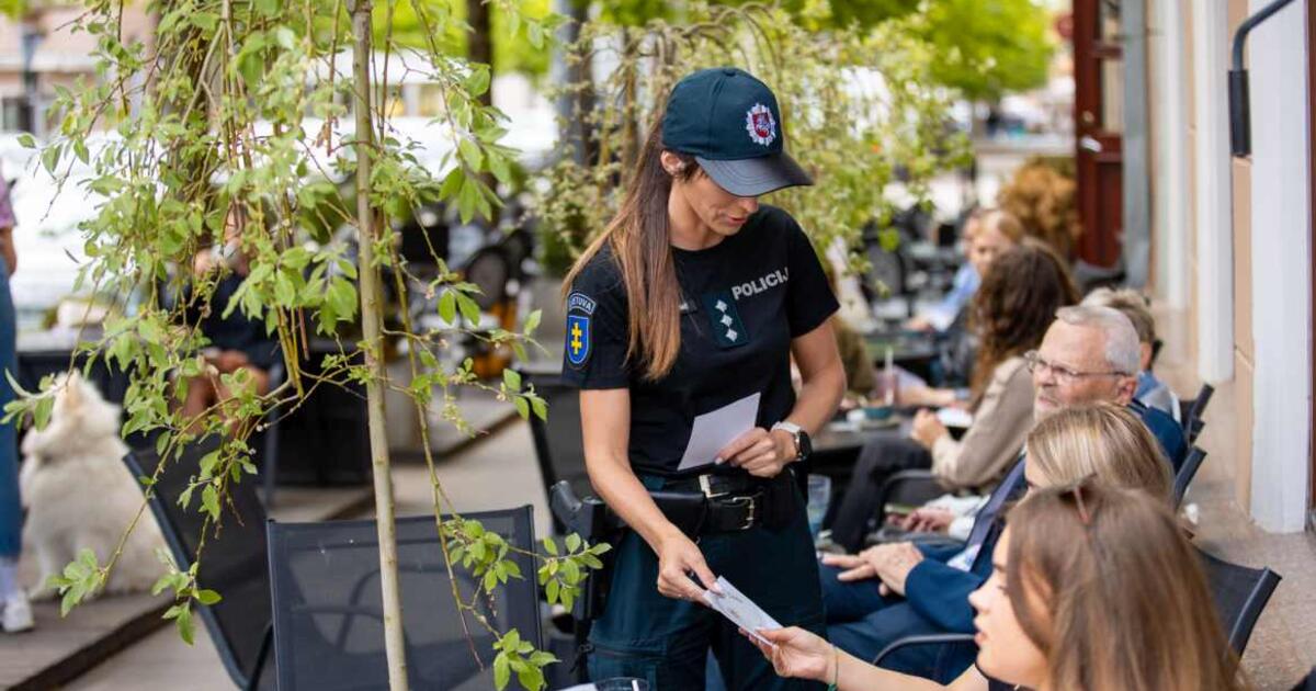 Kad linksmybės neapkarstų: pareigūnai dalijo lipdukus, galinčius apsaugoti gėrimų taures nuo negeidaujamų medžiagų įpylimo