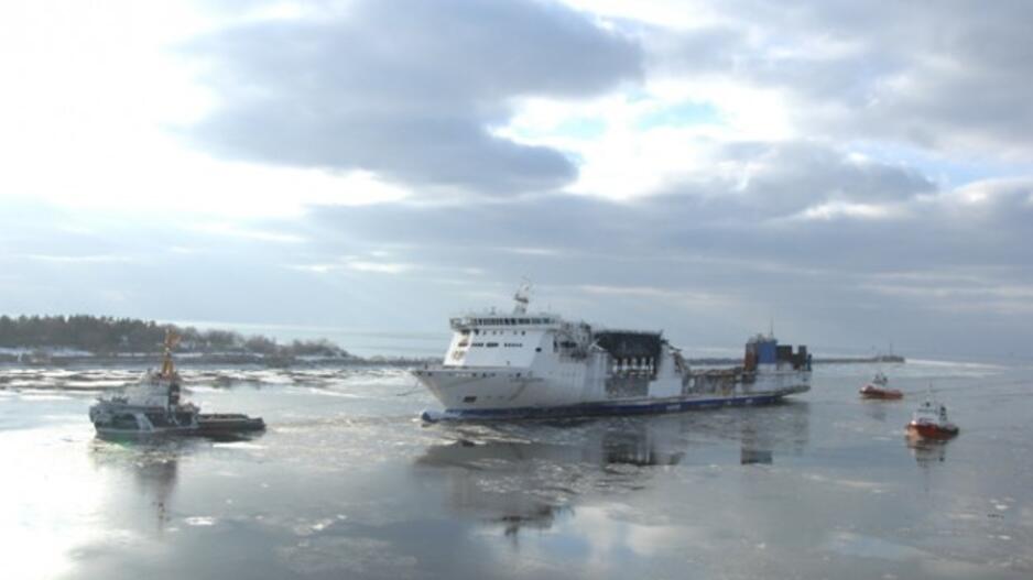 Sudegęs keltas "LISCO Gloria" parplukdytas į Klaipėdą