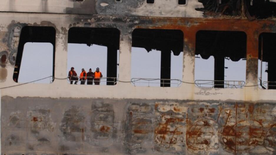 Sudegęs keltas "LISCO Gloria" parplukdytas į Klaipėdą