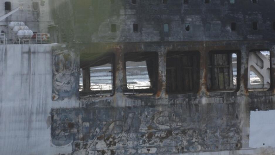 Sudegęs keltas "LISCO Gloria" parplukdytas į Klaipėdą