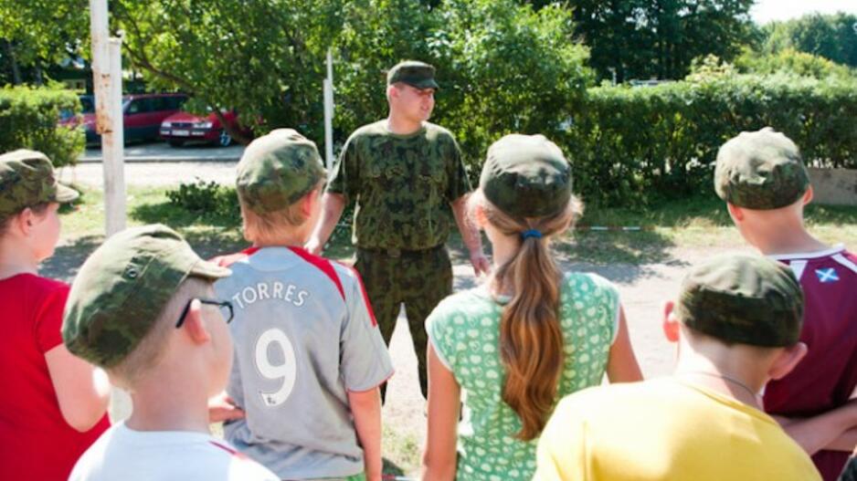 Pajūrio kurorte vaikai žygiuoja kareivišku žingsniu