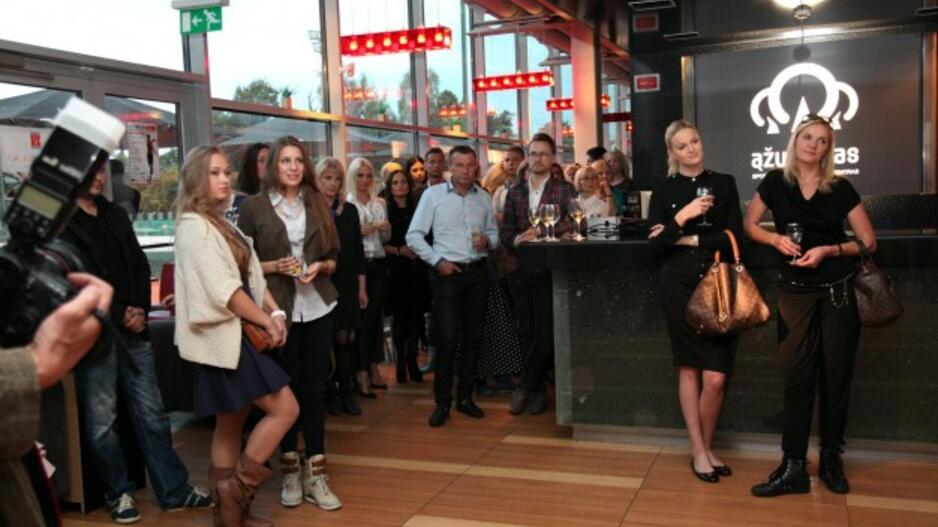 Dizainerės Natalijos Šakelienės kolekcijos modeliais tapo ir Rūta Mazurevičiūtė, ir Gediminas Juodeika