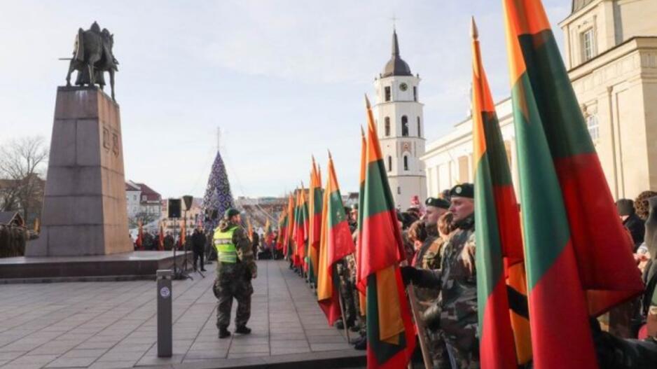Gedimino pilies bokšte iškelta nauja trispalvė
