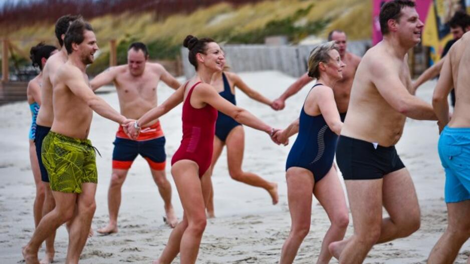 Sveikuoliai metus sutiko Baltijos bangose