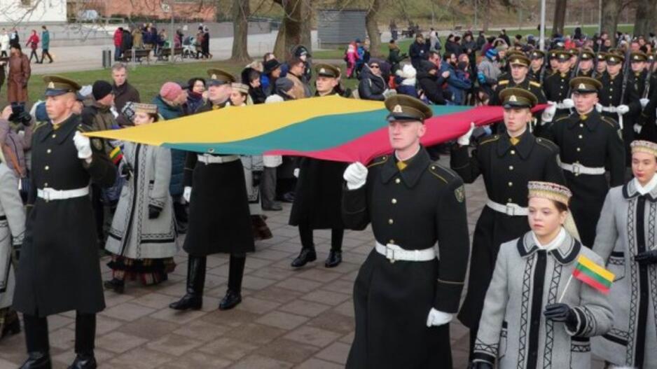 Gedimino pilies bokšte iškelta nauja trispalvė