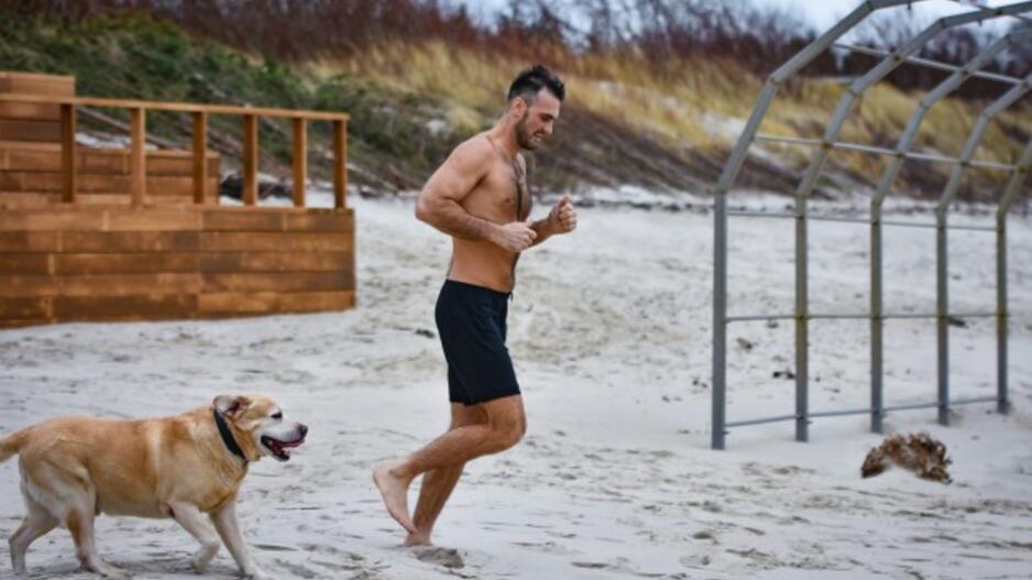 Sveikuoliai metus sutiko Baltijos bangose