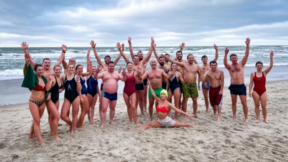 Sveikuoliai metus sutiko Baltijos bangose