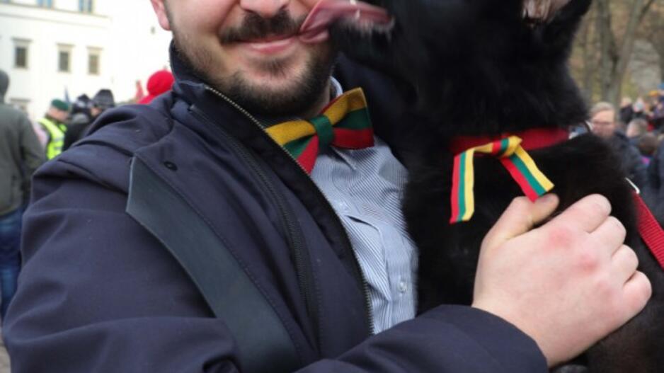 Gedimino pilies bokšte iškelta nauja trispalvė