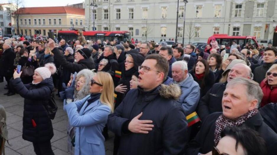 Gedimino pilies bokšte iškelta nauja trispalvė