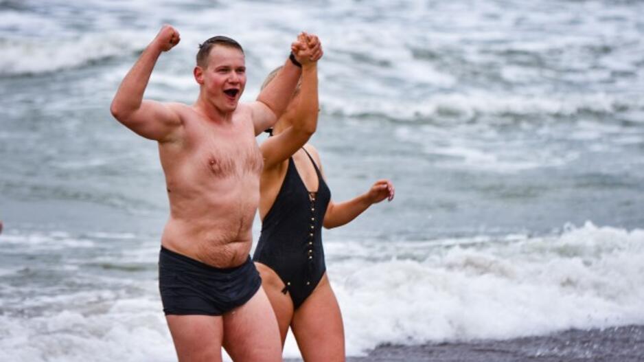 Sveikuoliai metus sutiko Baltijos bangose