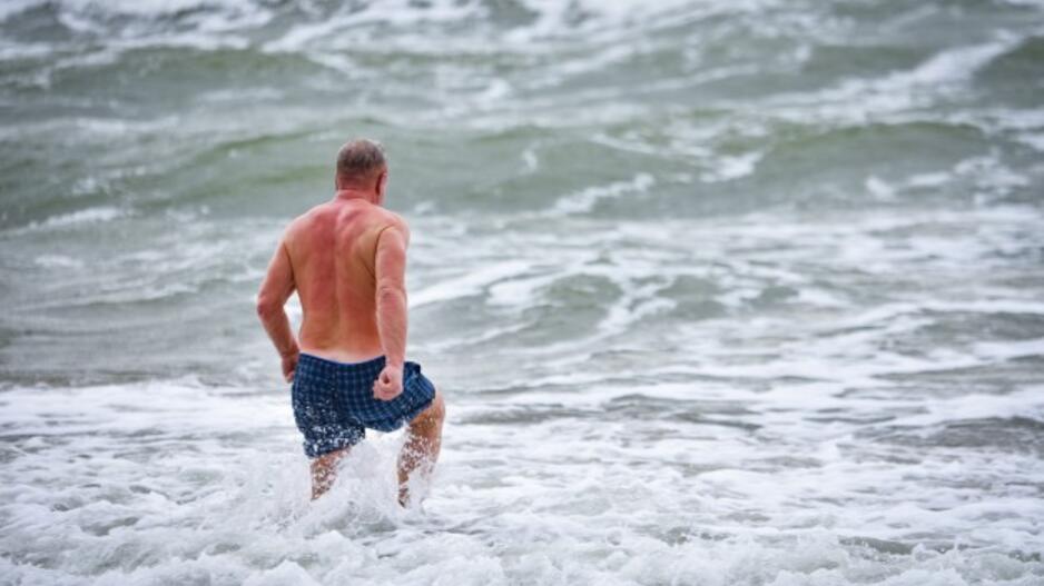 Sveikuoliai metus sutiko Baltijos bangose