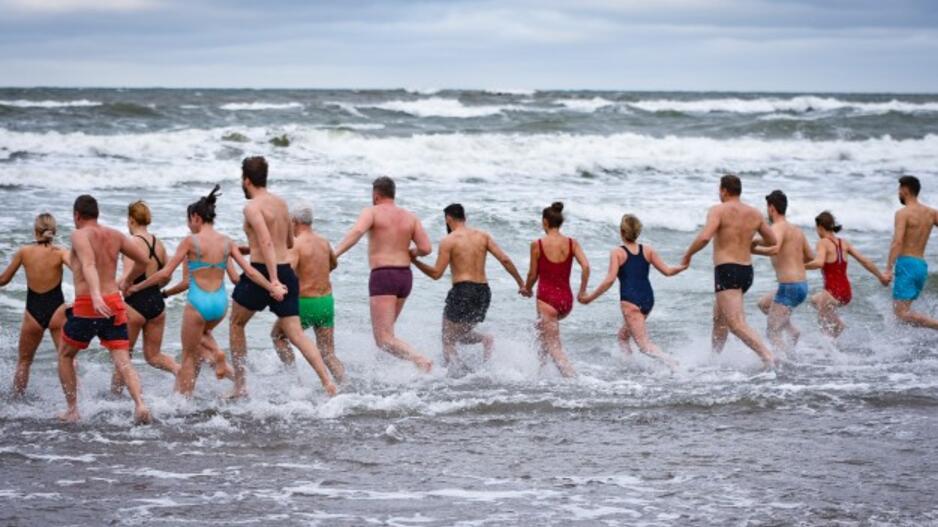 Sveikuoliai metus sutiko Baltijos bangose