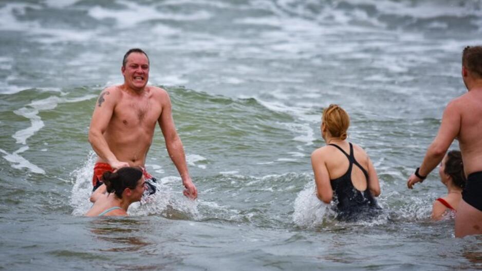 Sveikuoliai metus sutiko Baltijos bangose