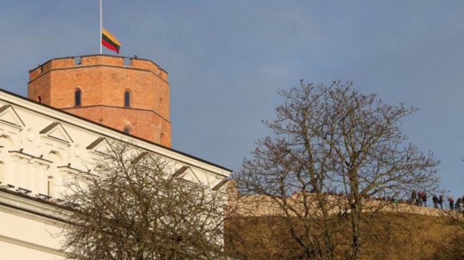 Gedimino pilies bokšte iškelta nauja trispalvė
