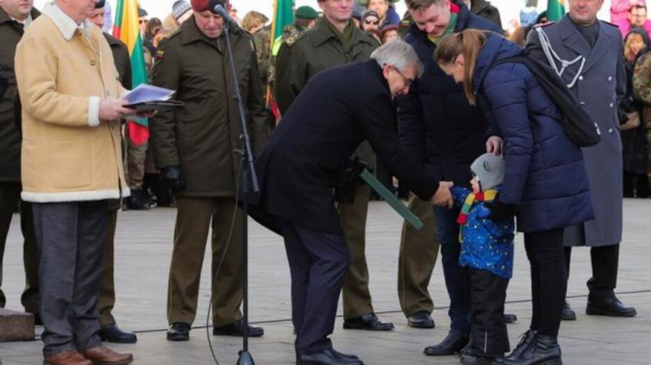 Gedimino pilies bokšte iškelta nauja trispalvė