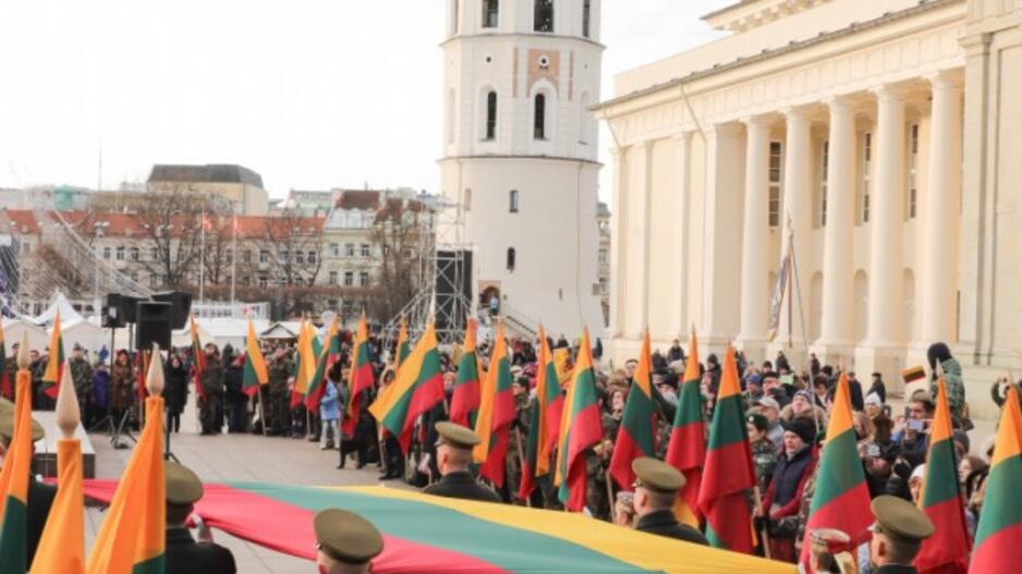 Gedimino pilies bokšte iškelta nauja trispalvė