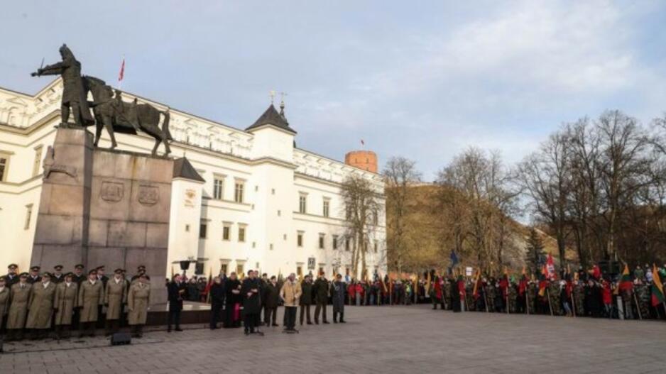 Gedimino pilies bokšte iškelta nauja trispalvė