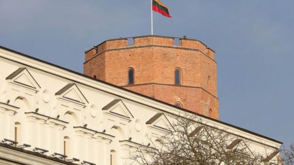 Gedimino pilies bokšte iškelta nauja trispalvė