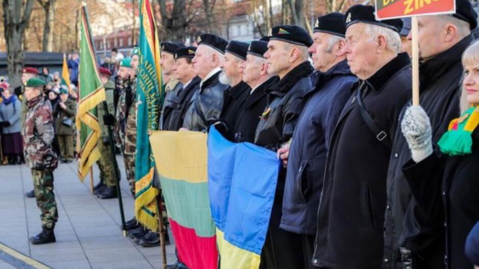 Gedimino pilies bokšte iškelta nauja trispalvė