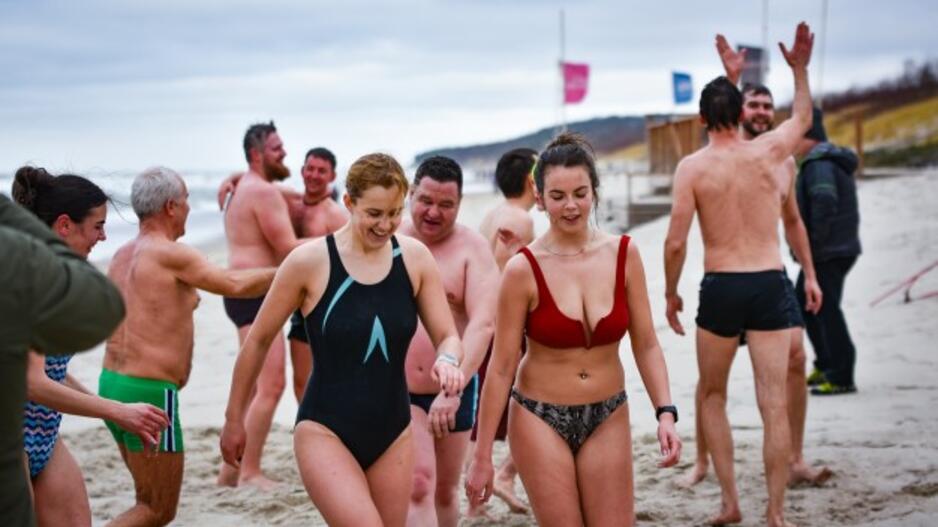 Sveikuoliai metus sutiko Baltijos bangose