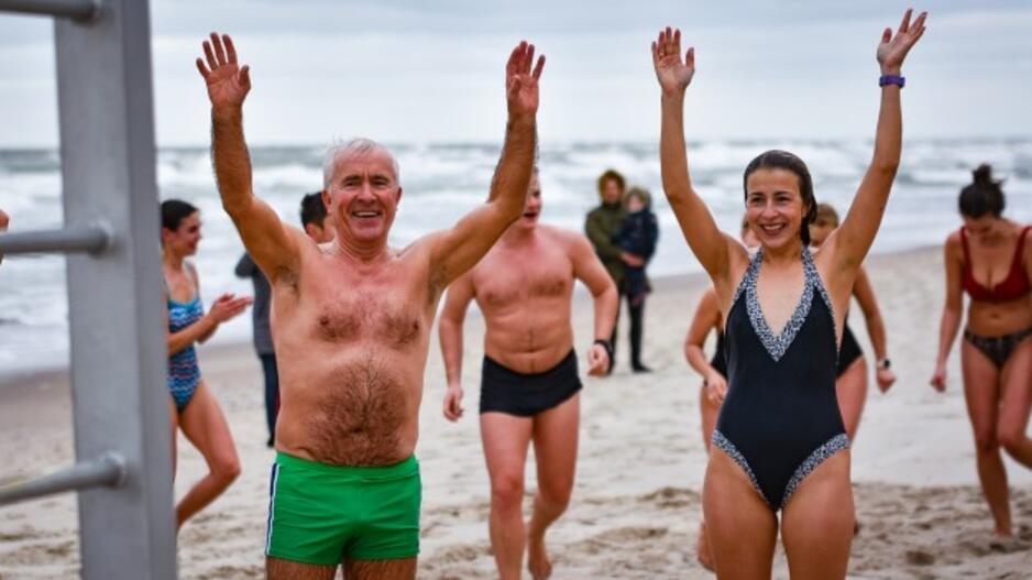 Sveikuoliai metus sutiko Baltijos bangose