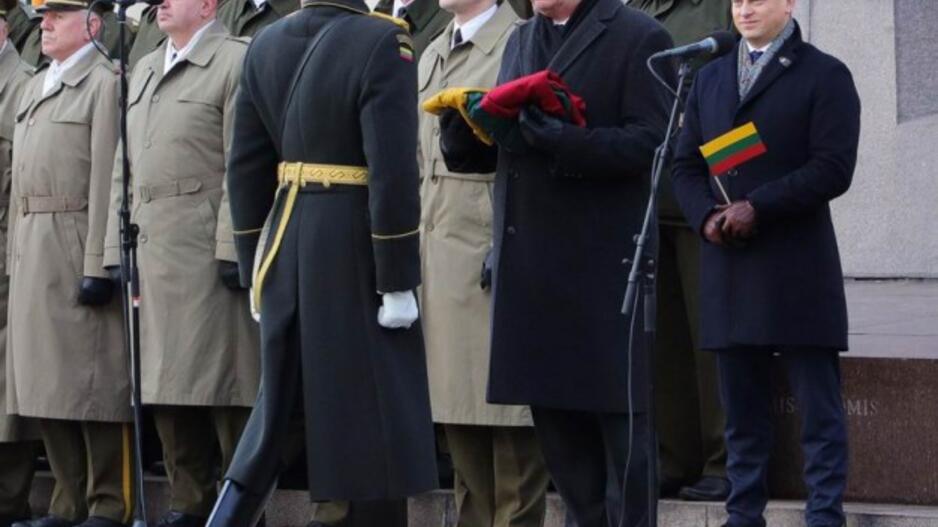 Gedimino pilies bokšte iškelta nauja trispalvė