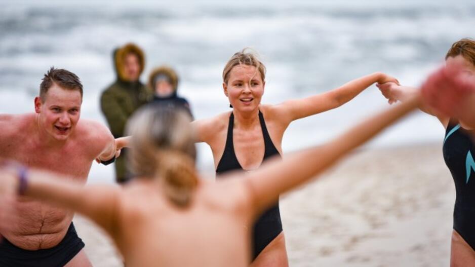 Sveikuoliai metus sutiko Baltijos bangose