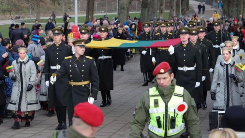 Gedimino pilies bokšte iškelta nauja trispalvė