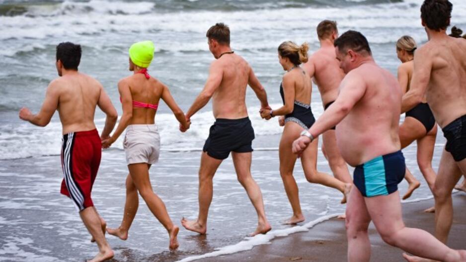 Sveikuoliai metus sutiko Baltijos bangose