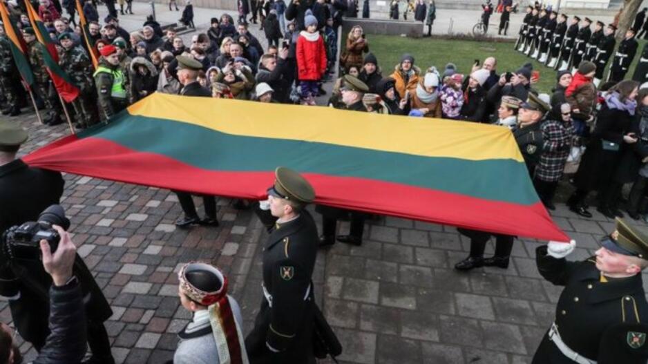 Gedimino pilies bokšte iškelta nauja trispalvė