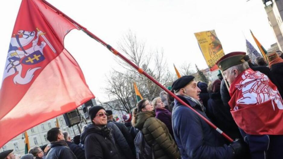 Gedimino pilies bokšte iškelta nauja trispalvė