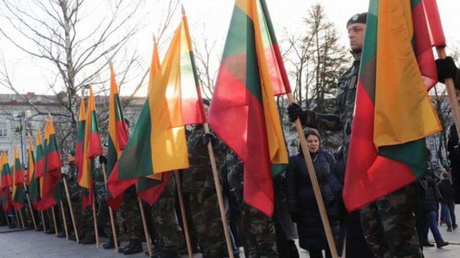 Gedimino pilies bokšte iškelta nauja trispalvė