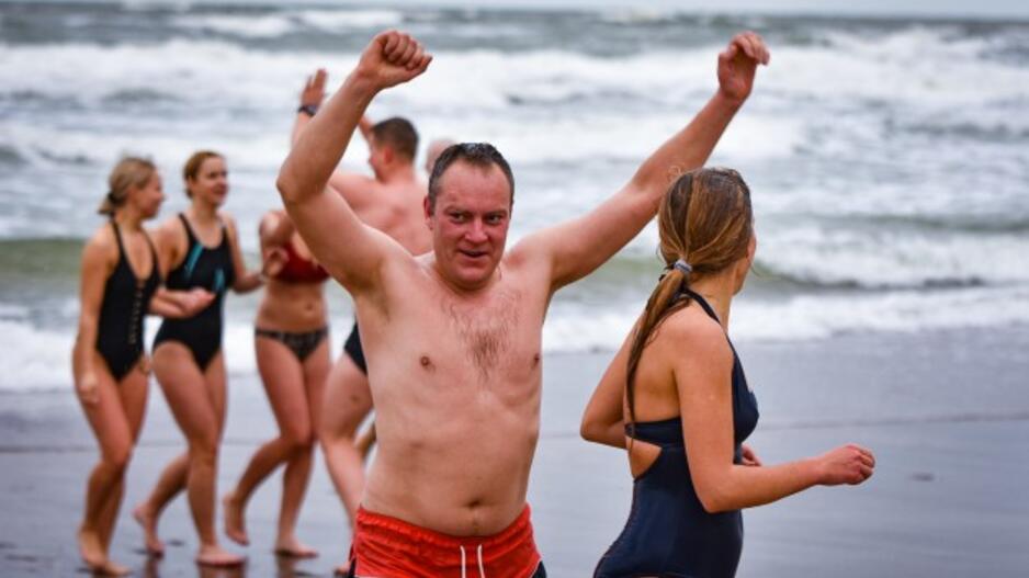 Sveikuoliai metus sutiko Baltijos bangose