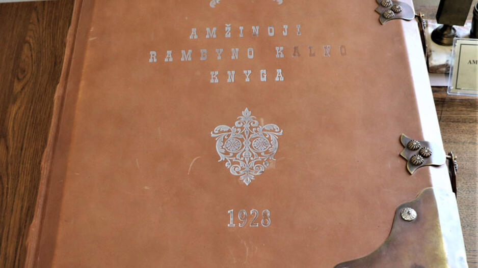 Muziejuje Bitėnuose galima išvysti 1928 m. Martynui Jankui 70-ies metų proga įteiktos 23,5 kg svorio Amžinosios Rambyno kalno knygos su 1000 lapų kopiją.