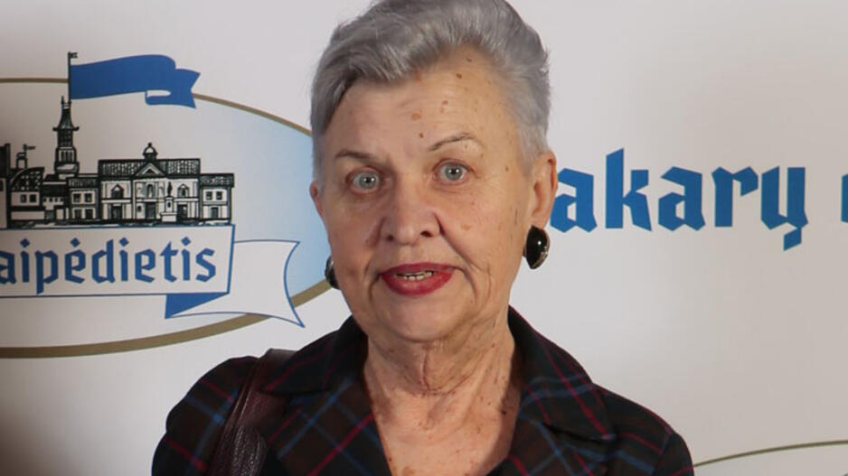 PADĖKA. Klaipėdos žurnalistai merui pasiūlė šia padėka įvertinti dienraščio „Vakarų ekspresas“ žurnalistę, istorinės publicistikos knygų serijos „Klaipėdos akvarelės“ autorę Gražiną Juodytę. Redakcijos archyvo nuotr.